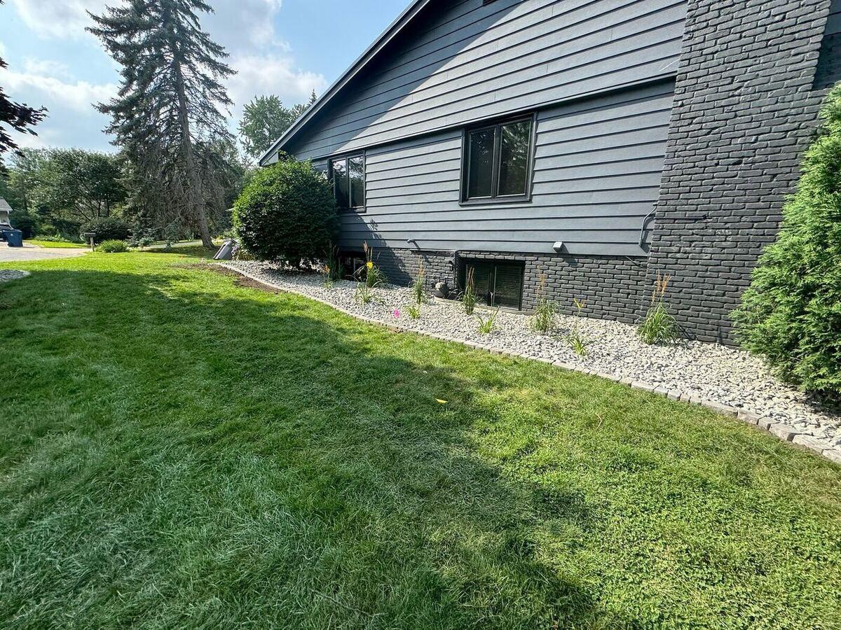 Rock Bed & Lawn Edge
